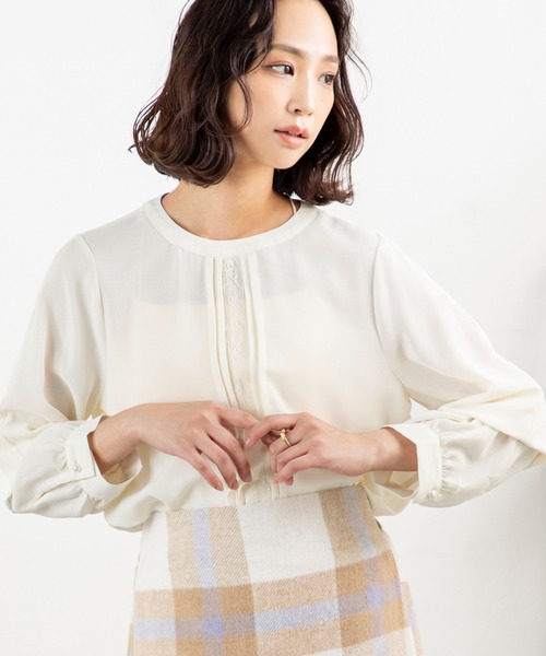 MILLION CARATS（ミリオンカラッツ）の「【袖2WAY＆レースピンタックで着痩せ】華やぎも体型カバーも叶う大人のオフィスブラウス前身頃のレースとピンタックが縦ラインを強調し、すっきり細見えを演出。袖はボタンで長袖とタック袖の2WAY仕様。シーンに合わせてシルエットを変えられる優秀アイテム。オフィスからデートまで活躍する、上品で頼れる一枚（シャツ/ブラウス・レディース・ベージュ/ブラック/オフホワイト・FREE）」の2枚目の写真