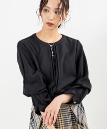 MILLION CARATS | 【袖2WAY&レースピンタックで着痩せ】華やぎも体型カバーも叶う大人のオフィスブラウス前身頃のレースとピンタックが縦ラインを強調し、すっきり細見えを演出。袖はボタンで長袖とタック袖の2WAY仕様。シーンに合わせてシルエットを変えられる優秀アイテム。オフィスからデートまで活躍する、上品で頼れる一枚(シャツ/ブラウス)