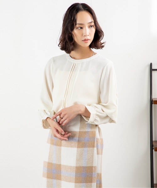 MILLION CARATS（ミリオンカラッツ）の「【袖2WAY＆レースピンタックで着痩せ】華やぎも体型カバーも叶う大人のオフィスブラウス前身頃のレースとピンタックが縦ラインを強調し、すっきり細見えを演出。袖はボタンで長袖とタック袖の2WAY仕様。シーンに合わせてシルエットを変えられる優秀アイテム。オフィスからデートまで活躍する、上品で頼れる一枚（シャツ/ブラウス・レディース・ベージュ/ブラック/オフホワイト・FREE）」の4枚目の写真