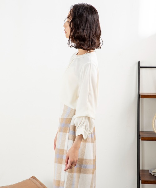 MILLION CARATS（ミリオンカラッツ）の「【袖2WAY＆レースピンタックで着痩せ】華やぎも体型カバーも叶う大人のオフィスブラウス前身頃のレースとピンタックが縦ラインを強調し、すっきり細見えを演出。袖はボタンで長袖とタック袖の2WAY仕様。シーンに合わせてシルエットを変えられる優秀アイテム。オフィスからデートまで活躍する、上品で頼れる一枚（シャツ/ブラウス・レディース・ベージュ/ブラック/オフホワイト・FREE）」の5枚目の写真