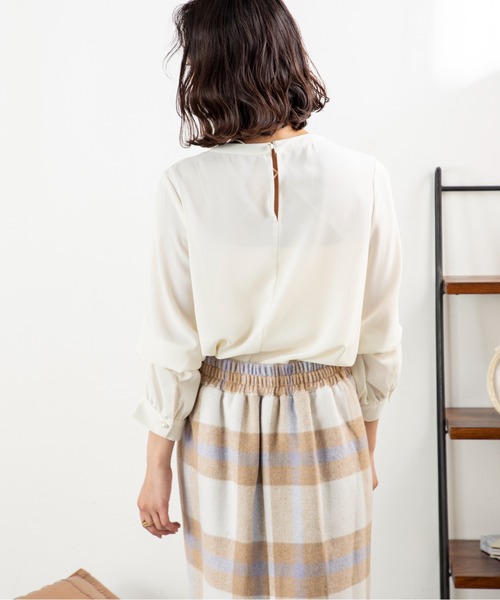 MILLION CARATS（ミリオンカラッツ）の「【袖2WAY＆レースピンタックで着痩せ】華やぎも体型カバーも叶う大人のオフィスブラウス前身頃のレースとピンタックが縦ラインを強調し、すっきり細見えを演出。袖はボタンで長袖とタック袖の2WAY仕様。シーンに合わせてシルエットを変えられる優秀アイテム。オフィスからデートまで活躍する、上品で頼れる一枚（シャツ/ブラウス・レディース・ベージュ/ブラック/オフホワイト・FREE）」の6枚目の写真