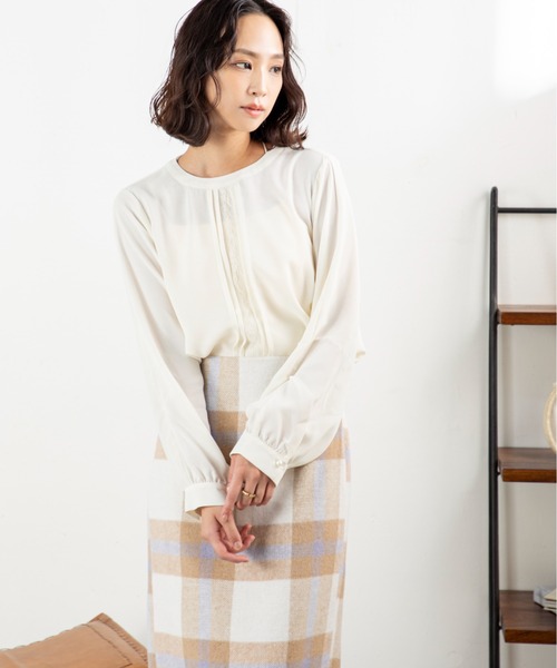 MILLION CARATS（ミリオンカラッツ）の「【袖2WAY＆レースピンタックで着痩せ】華やぎも体型カバーも叶う大人のオフィスブラウス前身頃のレースとピンタックが縦ラインを強調し、すっきり細見えを演出。袖はボタンで長袖とタック袖の2WAY仕様。シーンに合わせてシルエットを変えられる優秀アイテム。オフィスからデートまで活躍する、上品で頼れる一枚（シャツ/ブラウス・レディース・ベージュ/ブラック/オフホワイト・FREE）」の7枚目の写真