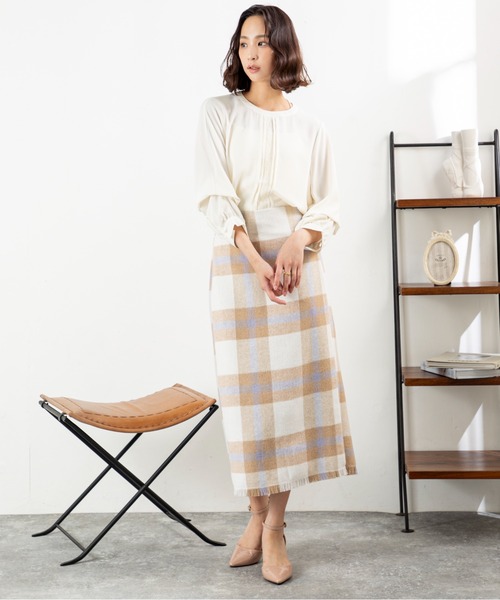 MILLION CARATS（ミリオンカラッツ）の「【袖2WAY＆レースピンタックで着痩せ】華やぎも体型カバーも叶う大人のオフィスブラウス前身頃のレースとピンタックが縦ラインを強調し、すっきり細見えを演出。袖はボタンで長袖とタック袖の2WAY仕様。シーンに合わせてシルエットを変えられる優秀アイテム。オフィスからデートまで活躍する、上品で頼れる一枚（シャツ/ブラウス・レディース・ベージュ/ブラック/オフホワイト・FREE）」の8枚目の写真