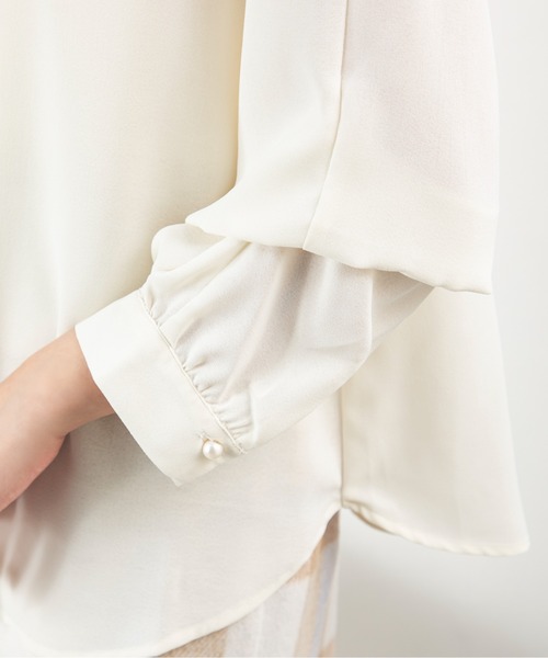 MILLION CARATS（ミリオンカラッツ）の「【袖2WAY＆レースピンタックで着痩せ】華やぎも体型カバーも叶う大人のオフィスブラウス前身頃のレースとピンタックが縦ラインを強調し、すっきり細見えを演出。袖はボタンで長袖とタック袖の2WAY仕様。シーンに合わせてシルエットを変えられる優秀アイテム。オフィスからデートまで活躍する、上品で頼れる一枚（シャツ/ブラウス・レディース・ベージュ/ブラック/オフホワイト・FREE）」の9枚目の写真