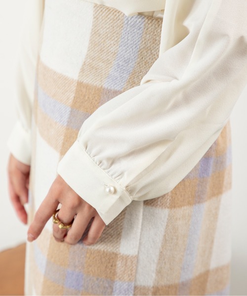 MILLION CARATS（ミリオンカラッツ）の「【袖2WAY＆レースピンタックで着痩せ】華やぎも体型カバーも叶う大人のオフィスブラウス前身頃のレースとピンタックが縦ラインを強調し、すっきり細見えを演出。袖はボタンで長袖とタック袖の2WAY仕様。シーンに合わせてシルエットを変えられる優秀アイテム。オフィスからデートまで活躍する、上品で頼れる一枚（シャツ/ブラウス・レディース・ベージュ/ブラック/オフホワイト・FREE）」の10枚目の写真