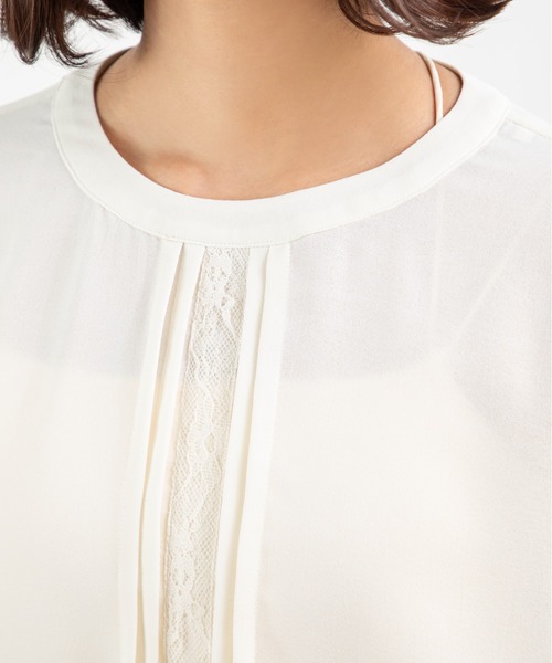 MILLION CARATS（ミリオンカラッツ）の「【袖2WAY＆レースピンタックで着痩せ】華やぎも体型カバーも叶う大人のオフィスブラウス前身頃のレースとピンタックが縦ラインを強調し、すっきり細見えを演出。袖はボタンで長袖とタック袖の2WAY仕様。シーンに合わせてシルエットを変えられる優秀アイテム。オフィスからデートまで活躍する、上品で頼れる一枚（シャツ/ブラウス・レディース・ベージュ/ブラック/オフホワイト・FREE）」の11枚目の写真