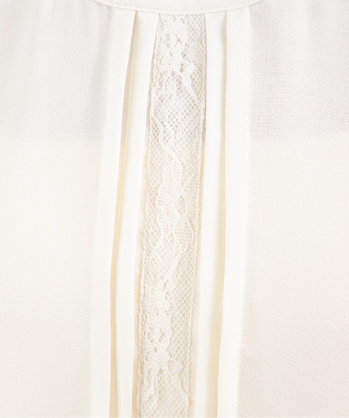 MILLION CARATS（ミリオンカラッツ）の「【袖2WAY＆レースピンタックで着痩せ】華やぎも体型カバーも叶う大人のオフィスブラウス前身頃のレースとピンタックが縦ラインを強調し、すっきり細見えを演出。袖はボタンで長袖とタック袖の2WAY仕様。シーンに合わせてシルエットを変えられる優秀アイテム。オフィスからデートまで活躍する、上品で頼れる一枚（シャツ/ブラウス・レディース・ベージュ/ブラック/オフホワイト・FREE）」の12枚目の写真