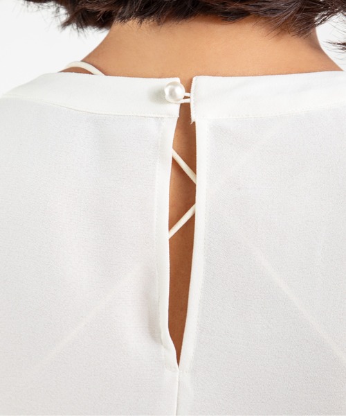 MILLION CARATS（ミリオンカラッツ）の「【袖2WAY＆レースピンタックで着痩せ】華やぎも体型カバーも叶う大人のオフィスブラウス前身頃のレースとピンタックが縦ラインを強調し、すっきり細見えを演出。袖はボタンで長袖とタック袖の2WAY仕様。シーンに合わせてシルエットを変えられる優秀アイテム。オフィスからデートまで活躍する、上品で頼れる一枚（シャツ/ブラウス・レディース・ベージュ/ブラック/オフホワイト・FREE）」の13枚目の写真