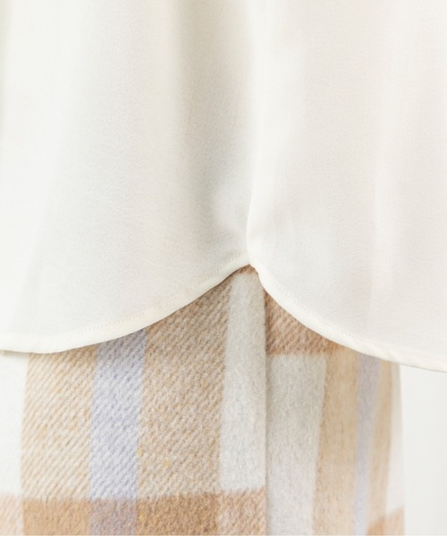 MILLION CARATS（ミリオンカラッツ）の「【袖2WAY＆レースピンタックで着痩せ】華やぎも体型カバーも叶う大人のオフィスブラウス前身頃のレースとピンタックが縦ラインを強調し、すっきり細見えを演出。袖はボタンで長袖とタック袖の2WAY仕様。シーンに合わせてシルエットを変えられる優秀アイテム。オフィスからデートまで活躍する、上品で頼れる一枚（シャツ/ブラウス・レディース・ベージュ/ブラック/オフホワイト・FREE）」の14枚目の写真