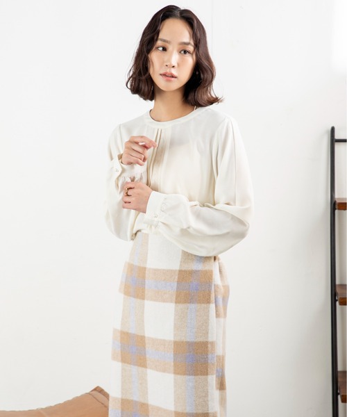 MILLION CARATS（ミリオンカラッツ）の「【袖2WAY＆レースピンタックで着痩せ】華やぎも体型カバーも叶う大人のオフィスブラウス前身頃のレースとピンタックが縦ラインを強調し、すっきり細見えを演出。袖はボタンで長袖とタック袖の2WAY仕様。シーンに合わせてシルエットを変えられる優秀アイテム。オフィスからデートまで活躍する、上品で頼れる一枚（シャツ/ブラウス・レディース・ベージュ/ブラック/オフホワイト・FREE）」の16枚目の写真