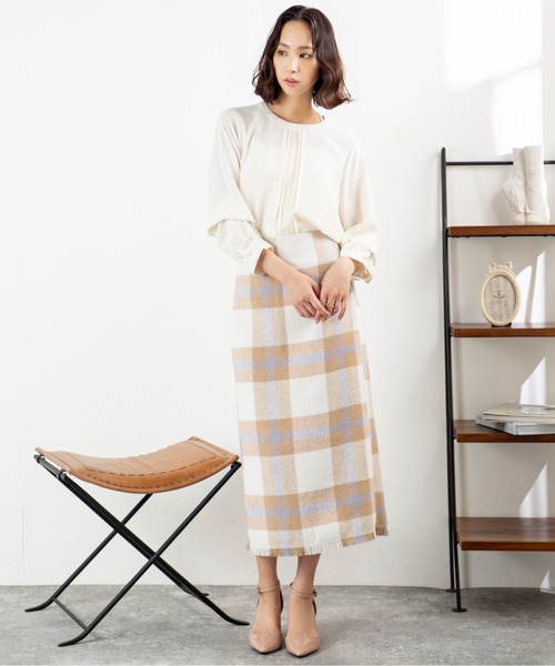 MILLION CARATS（ミリオンカラッツ）の「【袖2WAY＆レースピンタックで着痩せ】華やぎも体型カバーも叶う大人のオフィスブラウス前身頃のレースとピンタックが縦ラインを強調し、すっきり細見えを演出。袖はボタンで長袖とタック袖の2WAY仕様。シーンに合わせてシルエットを変えられる優秀アイテム。オフィスからデートまで活躍する、上品で頼れる一枚（シャツ/ブラウス・レディース・ベージュ/ブラック/オフホワイト・FREE）」の18枚目の写真