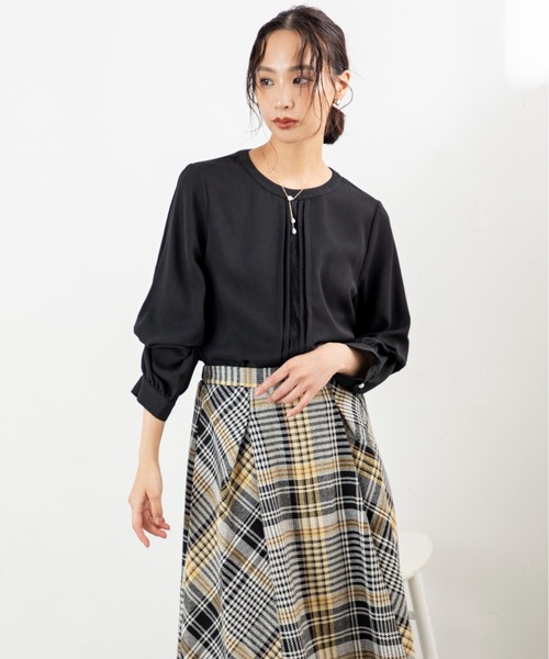 MILLION CARATS（ミリオンカラッツ）の「【袖2WAY＆レースピンタックで着痩せ】華やぎも体型カバーも叶う大人のオフィスブラウス前身頃のレースとピンタックが縦ラインを強調し、すっきり細見えを演出。袖はボタンで長袖とタック袖の2WAY仕様。シーンに合わせてシルエットを変えられる優秀アイテム。オフィスからデートまで活躍する、上品で頼れる一枚（シャツ/ブラウス・レディース・ベージュ/ブラック/オフホワイト・FREE）」の20枚目の写真