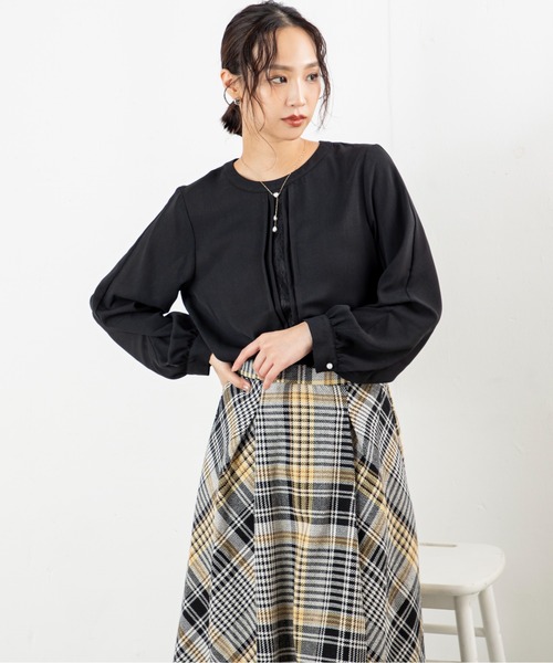 MILLION CARATS（ミリオンカラッツ）の「【袖2WAY＆レースピンタックで着痩せ】華やぎも体型カバーも叶う大人のオフィスブラウス前身頃のレースとピンタックが縦ラインを強調し、すっきり細見えを演出。袖はボタンで長袖とタック袖の2WAY仕様。シーンに合わせてシルエットを変えられる優秀アイテム。オフィスからデートまで活躍する、上品で頼れる一枚（シャツ/ブラウス・レディース・ベージュ/ブラック/オフホワイト・FREE）」の22枚目の写真