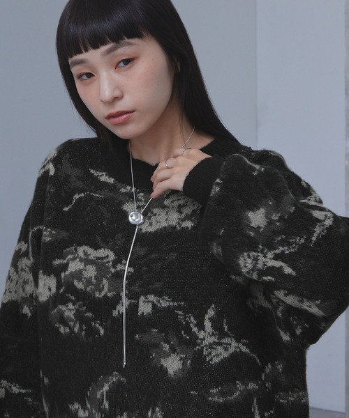 ELUNIS(エルニス)の「ニュアンスフラワー柄シャギーニットプルオーバー(ニット/セーター・レディース・グレー系/ブラック系・FREE)」の3枚目の写真