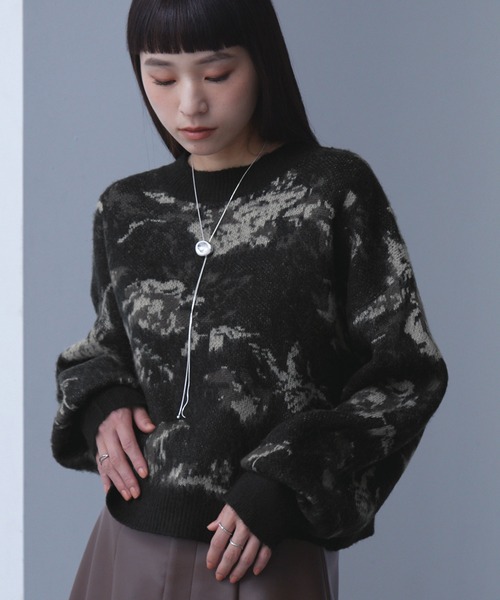 ELUNIS(エルニス)の「ニュアンスフラワー柄シャギーニットプルオーバー(ニット/セーター・レディース・グレー系/ブラック系・FREE)」の5枚目の写真