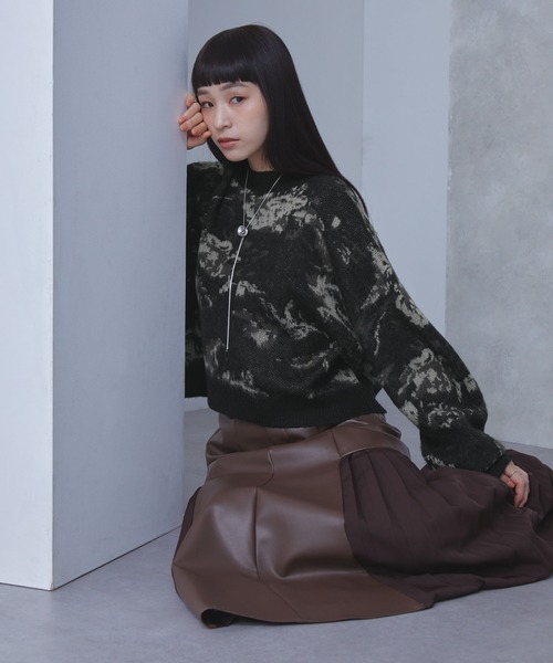 ELUNIS(エルニス)の「ニュアンスフラワー柄シャギーニットプルオーバー(ニット/セーター・レディース・グレー系/ブラック系・FREE)」の6枚目の写真