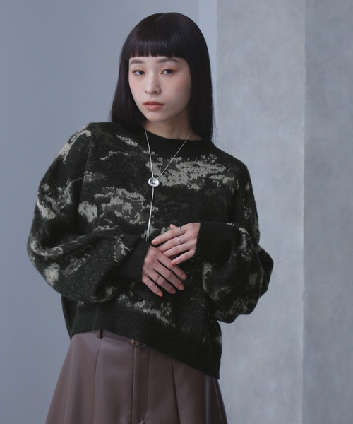 ELUNIS(エルニス)の「ニュアンスフラワー柄シャギーニットプルオーバー(ニット/セーター・レディース・グレー系/ブラック系・FREE)」の7枚目の写真