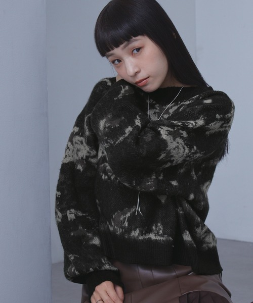 ELUNIS(エルニス)の「ニュアンスフラワー柄シャギーニットプルオーバー(ニット/セーター・レディース・グレー系/ブラック系・FREE)」の8枚目の写真