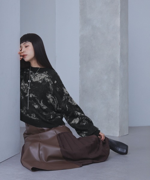 ELUNIS(エルニス)の「ニュアンスフラワー柄シャギーニットプルオーバー(ニット/セーター・レディース・グレー系/ブラック系・FREE)」の9枚目の写真