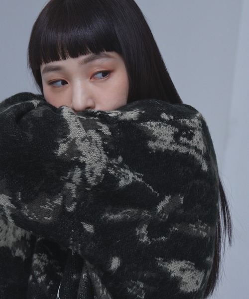 ELUNIS(エルニス)の「ニュアンスフラワー柄シャギーニットプルオーバー(ニット/セーター・レディース・グレー系/ブラック系・FREE)」の10枚目の写真