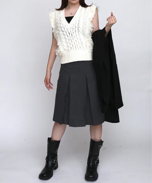 merrylatte（メリーラテ）の「ショートフリンジニットベスト（ベスト・レディース・アイボリー/ブラック/グレー・FREE）」の4枚目の写真