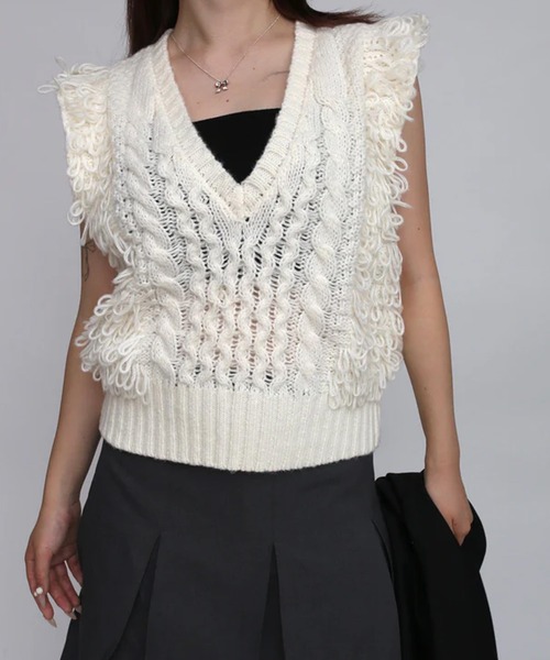 merrylatte（メリーラテ）の「ショートフリンジニットベスト（ベスト・レディース・アイボリー/ブラック/グレー・FREE）」の5枚目の写真