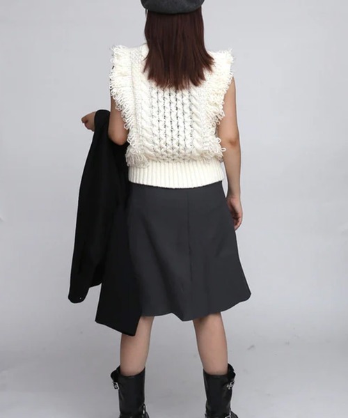 merrylatte（メリーラテ）の「ショートフリンジニットベスト（ベスト・レディース・アイボリー/ブラック/グレー・FREE）」の11枚目の写真