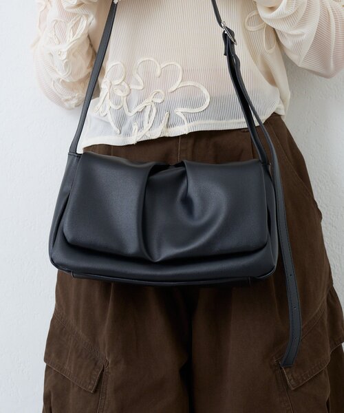 Kastane(カスタネ)の「【500mlペットボトル収納可】フラップミドルBAG(ショルダーバッグ・レディース・ブラック/アイボリー/ブラウン・FREE)」の4枚目の写真