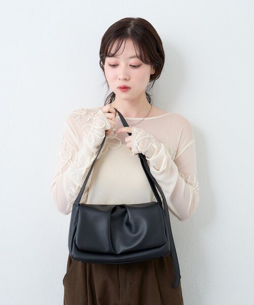 Kastane(カスタネ)の「【500mlペットボトル収納可】フラップミドルBAG(ショルダーバッグ・レディース・ブラック/アイボリー/ブラウン・FREE)」の5枚目の写真
