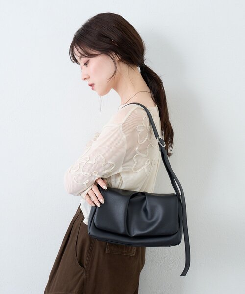 Kastane(カスタネ)の「【500mlペットボトル収納可】フラップミドルBAG(ショルダーバッグ・レディース・ブラック/アイボリー/ブラウン・FREE)」の6枚目の写真