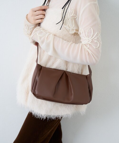 Kastane(カスタネ)の「【500mlペットボトル収納可】フラップミドルBAG(ショルダーバッグ・レディース・ブラック/アイボリー/ブラウン・FREE)」の10枚目の写真