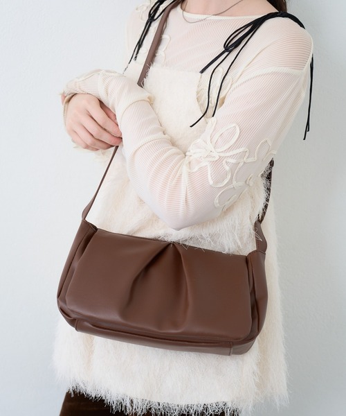 Kastane(カスタネ)の「【500mlペットボトル収納可】フラップミドルBAG(ショルダーバッグ・レディース・ブラック/アイボリー/ブラウン・FREE)」の1枚目の写真