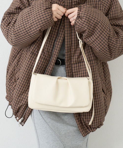 Kastane(カスタネ)の「【500mlペットボトル収納可】フラップミドルBAG(ショルダーバッグ・レディース・ブラック/アイボリー/ブラウン・FREE)」の2枚目の写真