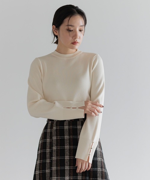 Andemiu（アンデミュウ）の「ソデボタンニット606098（ニット/セーター・レディース・アイボリー/ライトブルー/ネイビー/シャンパン・FREE）」の2枚目の写真