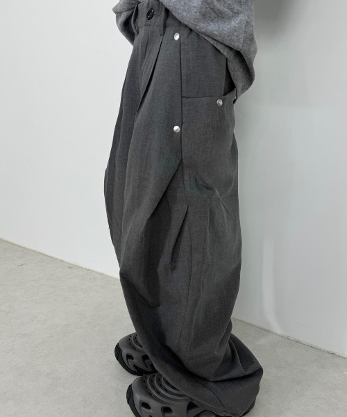 Never mind the XU / Chikashitsu+(ネバーマインド ザ エックスユー / チカシツプラス)の「【Nerd out XU】side tuck slacks / 【ナードアウトエックスユー】サイドタックスラックス <着用動画あり>(スラックス・メンズ・グレー/ブラック・M/L)」の5枚目の写真