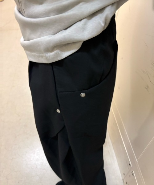 Never mind the XU / Chikashitsu+(ネバーマインド ザ エックスユー / チカシツプラス)の「【Nerd out XU】side tuck slacks / 【ナードアウトエックスユー】サイドタックスラックス <着用動画あり>(スラックス・メンズ・グレー/ブラック・M/L)」の13枚目の写真