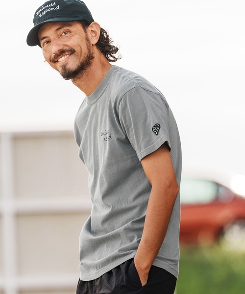 1minute 1second(ワンミニットワンセカンド)の「mt10113-cursive embroidery pigment T-shirt Tシャツ(1M26H340)(Tシャツ/カットソー・メンズ・ライトグレー/ネイビー/ブラック・S/XL/L/M)」の2枚目の写真