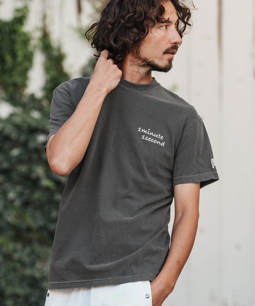1minute 1second(ワンミニットワンセカンド)の「mt10113-cursive embroidery pigment T-shirt Tシャツ(1M26H340)(Tシャツ/カットソー・メンズ・ライトグレー/ネイビー/ブラック・S/XL/L/M)」の1枚目の写真