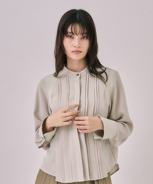 UNITED TOKYO（ユナイテッドトウキョウ）の「【WEB限定カラーあり】ピンタックバイカラーブラウス｜ウォッシャブル/オフィスカジュアル/オケージョン/細見え/通勤/冬服（シャツ/ブラウス・レディース・グレー/ベージュ/ネイビー・FREE）」の2枚目の写真