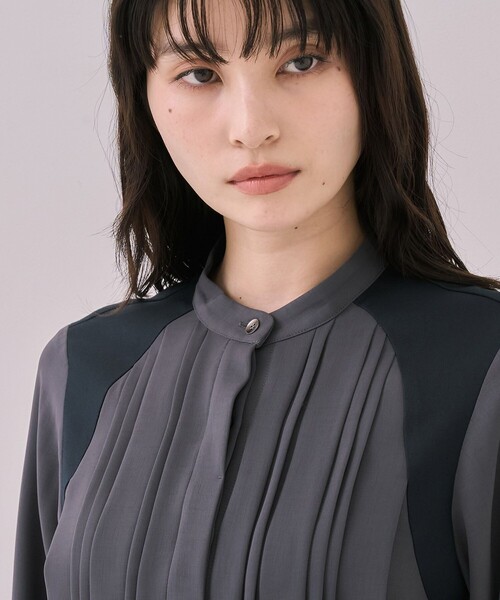 UNITED TOKYO（ユナイテッドトウキョウ）の「【WEB限定カラーあり】ピンタックバイカラーブラウス｜ウォッシャブル/オフィスカジュアル/オケージョン/細見え/通勤/冬服（シャツ/ブラウス・レディース・グレー/ベージュ/ネイビー・FREE）」の13枚目の写真