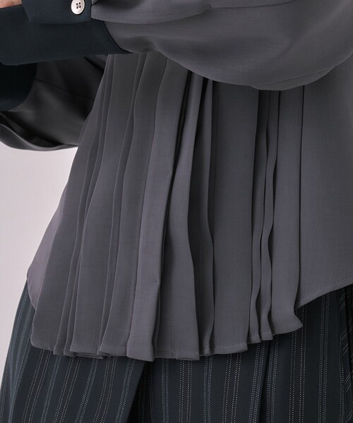 UNITED TOKYO（ユナイテッドトウキョウ）の「【WEB限定カラーあり】ピンタックバイカラーブラウス｜ウォッシャブル/オフィスカジュアル/オケージョン/細見え/通勤/冬服（シャツ/ブラウス・レディース・グレー/ベージュ/ネイビー・FREE）」の15枚目の写真