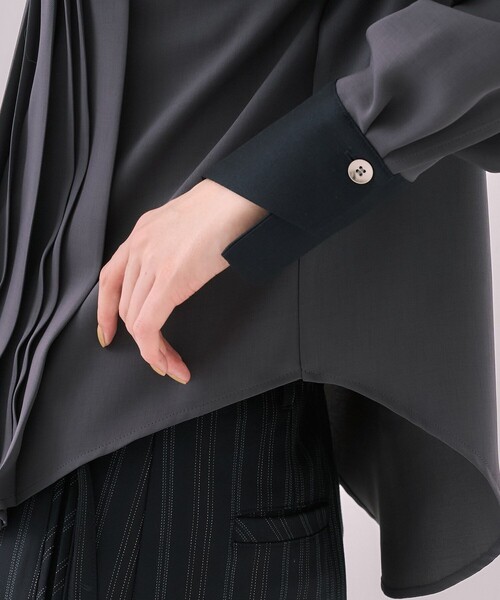 UNITED TOKYO（ユナイテッドトウキョウ）の「【WEB限定カラーあり】ピンタックバイカラーブラウス｜ウォッシャブル/オフィスカジュアル/オケージョン/細見え/通勤/冬服（シャツ/ブラウス・レディース・グレー/ベージュ/ネイビー・FREE）」の16枚目の写真