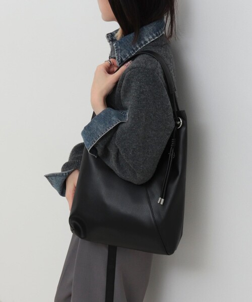 MICO COULIER（ミコクリエ）の「Vカットワンショルダーバッグ（ショルダーバッグ・レディース・ブラック/グレイッシュベージュ・FREE）」の3枚目の写真