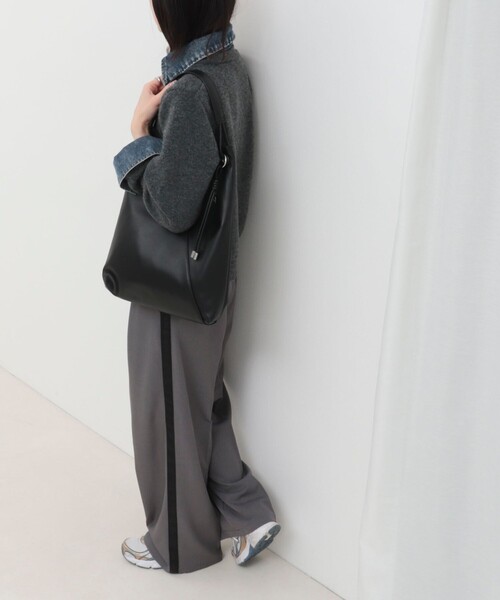 MICO COULIER（ミコクリエ）の「Vカットワンショルダーバッグ（ショルダーバッグ・レディース・ブラック/グレイッシュベージュ・FREE）」の4枚目の写真