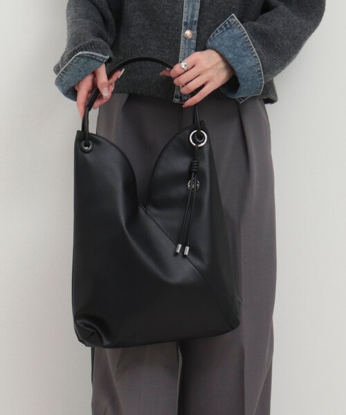 MICO COULIER（ミコクリエ）の「Vカットワンショルダーバッグ（ショルダーバッグ・レディース・ブラック/グレイッシュベージュ・FREE）」の5枚目の写真