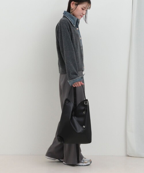 MICO COULIER（ミコクリエ）の「Vカットワンショルダーバッグ（ショルダーバッグ・レディース・ブラック/グレイッシュベージュ・FREE）」の7枚目の写真