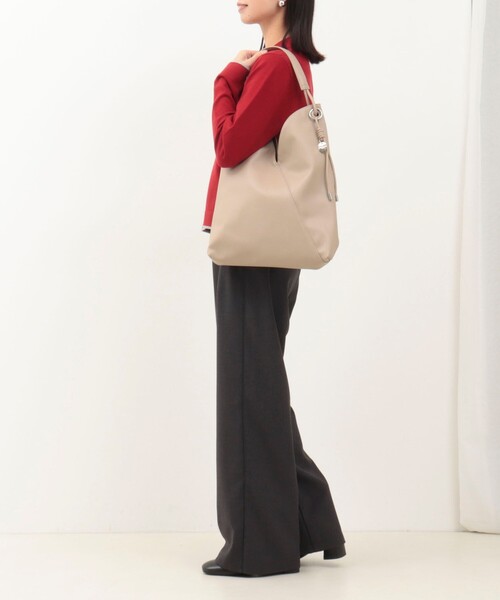 MICO COULIER（ミコクリエ）の「Vカットワンショルダーバッグ（ショルダーバッグ・レディース・ブラック/グレイッシュベージュ・FREE）」の8枚目の写真