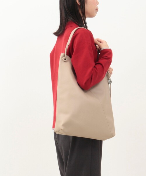 MICO COULIER（ミコクリエ）の「Vカットワンショルダーバッグ（ショルダーバッグ・レディース・ブラック/グレイッシュベージュ・FREE）」の9枚目の写真