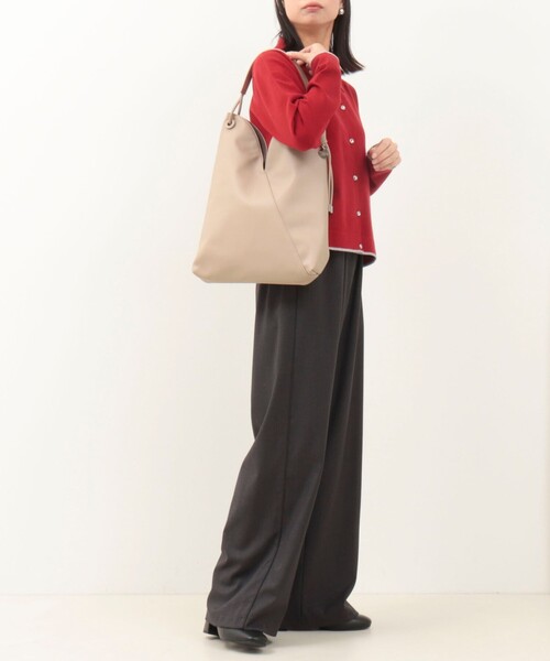 MICO COULIER（ミコクリエ）の「Vカットワンショルダーバッグ（ショルダーバッグ・レディース・ブラック/グレイッシュベージュ・FREE）」の10枚目の写真