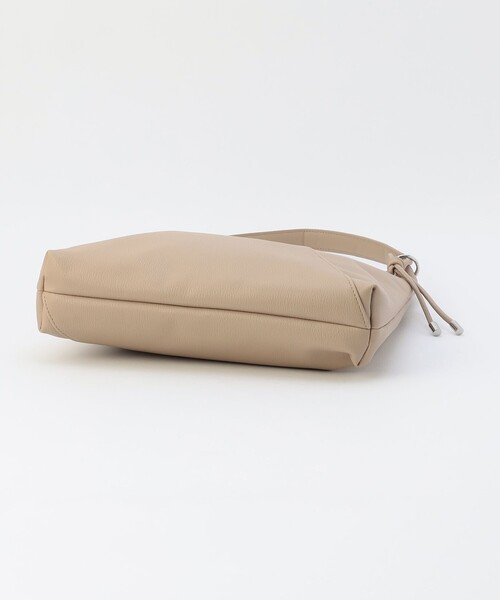 MICO COULIER（ミコクリエ）の「Vカットワンショルダーバッグ（ショルダーバッグ・レディース・ブラック/グレイッシュベージュ・FREE）」の14枚目の写真